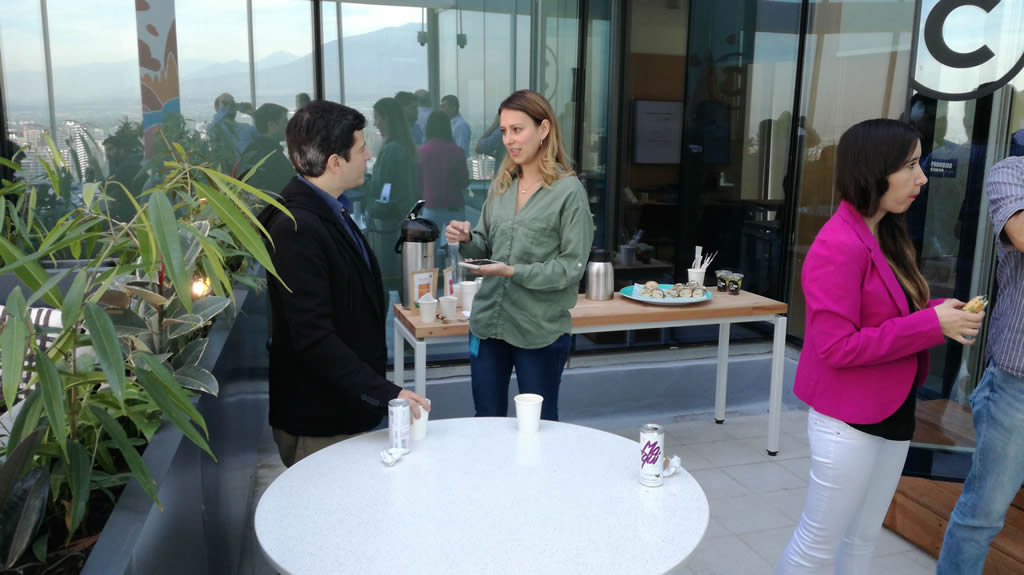Eliana Correa, Greenfield Sales AWS Chile, compartiendo experiencias con los asistentes al Taller Eliana Correa, Greenfield Sales AWS Chile, compartiendo experiencias con los asistentes al Taller