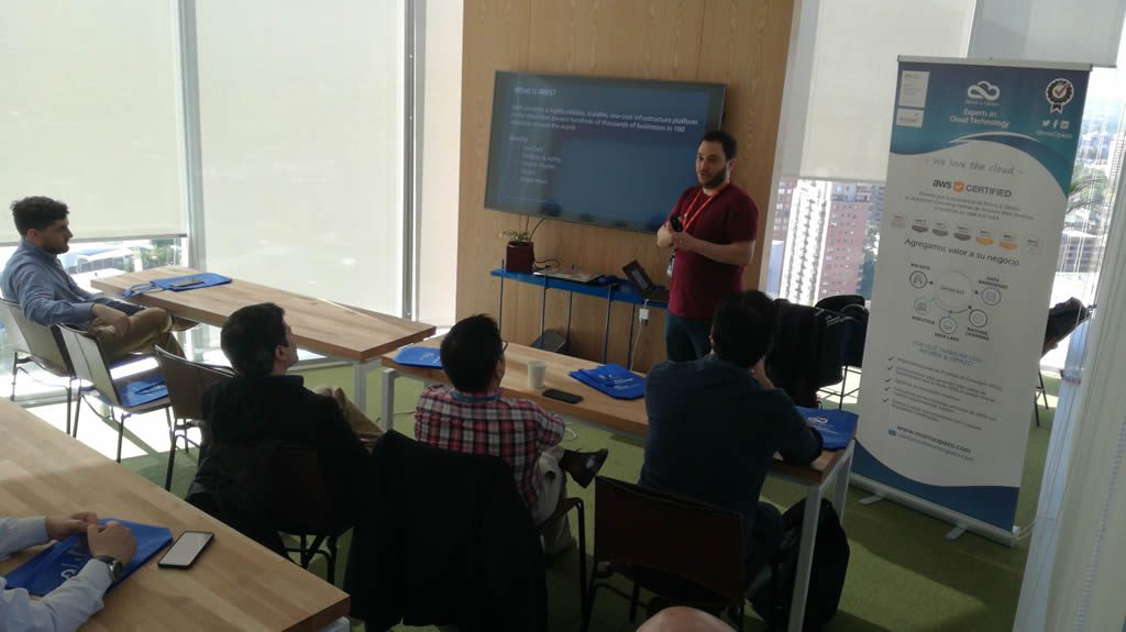 Jesús Federico, Solutions Architect de AWS Chile, explicando a la audiencia los conceptos básicos de la Nube de AWS. Jesús Federico, Solutions Architect de AWS Chile, explicando a la audiencia los conceptos básicos de la Nube de AWS.